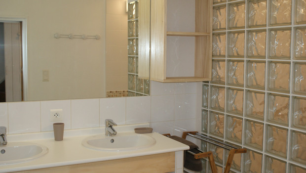 gite-le-relais-pour-6-a-7-personnes-salle-deau-a-litalienne-avec-deux-vasques-wc-independants